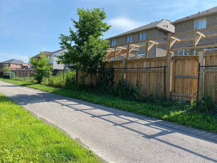 Entire Basement With 3 Bedrooms Καταρράκτες του Νιαγάρα Εξωτερικό φωτογραφία